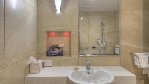 阿瑟顿阿瑟顿汽车旅馆的一间带水槽和淋浴的浴室