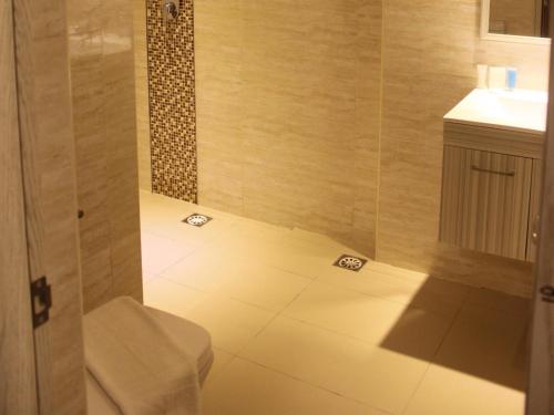 吉隆坡NU酒店@吉隆坡中央车站的带淋浴、卫生间和盥洗盆的浴室