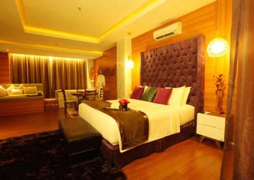北干巴鲁北干巴鲁皇家安索诺夫酒店的一间带大床的卧室和一间客厅
