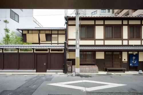 京都京都好运气宾馆的一座带大门和停车场的建筑