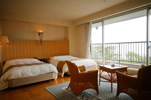 洲本市淡路岛酒店的酒店客房设有两张床和大窗户。