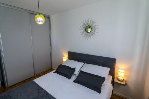 扎达尔Luce Gold Apartment的卧室配有白色床和2个黑色枕头