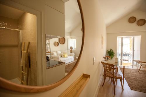 塞图巴尔Ana´s House的客厅配有大镜子和桌子