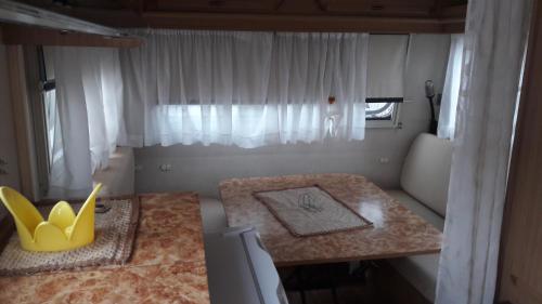 格拉内利camping Venere的小房间设有桌子和窗户