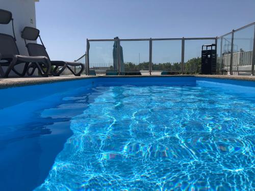 瓦莱塔奥斯本酒店的大楼内的一个蓝色海水游泳池