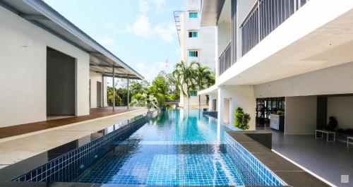 Phavina Hotel Rayong SHA Extra Plus内部或周边的泳池