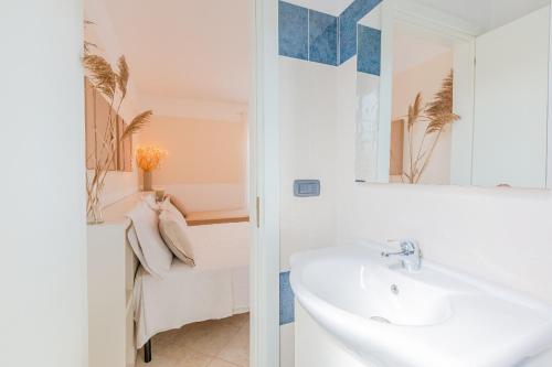 托雷桑塔萨宾娜Vista Mare Pantanagianni Beach的白色的浴室设有水槽和镜子