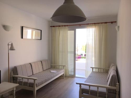 克里斯托港Ses Gavines-Cala Anguila Apartments的客厅配有沙发和桌子