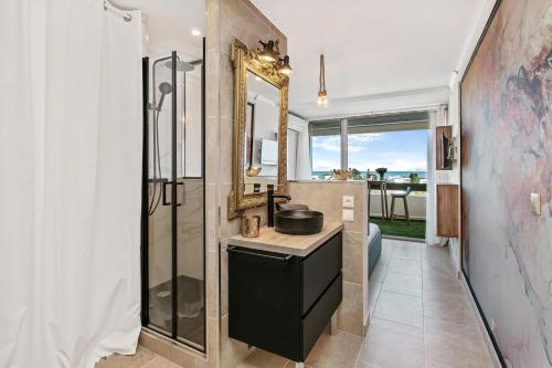 阿格德角Cap d'Agde Studio - Village naturiste的一间带水槽和淋浴的浴室