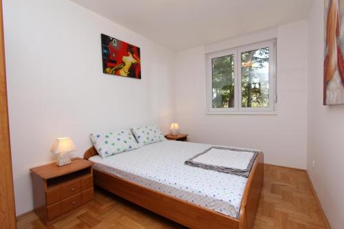 诺维格勒伊斯特拉Apartment Nautica的一间小卧室,配有床和窗户