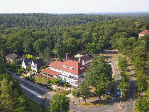 Heilig LandstichtingHotel Boshof的村庄房屋的空中景观