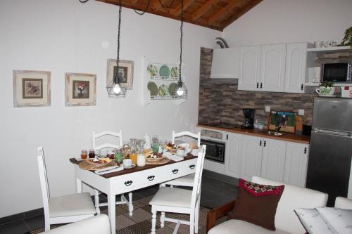 英雄港Quinta do Malhinha- Turismo的厨房配有餐桌和食物