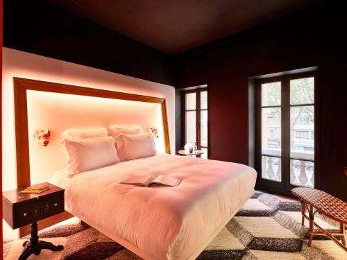 图卢兹Mama Shelter Toulouse的卧室设有一张白色大床和一扇窗户。