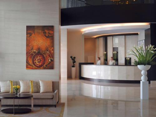 迪拜迪拜朱美拉湖塔楼瑞享酒店的带沙发的酒店大堂和酒吧