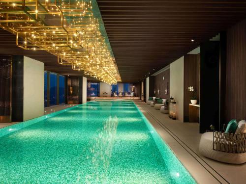 深圳深圳鹏瑞莱佛士酒店 - 入住享受长廊酒吧欢乐时光、免费迷你吧、欢迎水果的一座灯光明亮的酒店游泳池