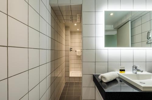贝德福德Mercure Bedford Centre Hotel的一间带水槽和镜子的浴室
