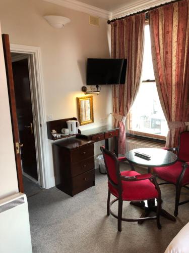 都柏林利森桥酒店的酒店客房配有书桌和桌椅