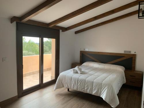 波索阿尔孔Casa Rural Las Nueces的一间卧室设有一张床和一个大窗户