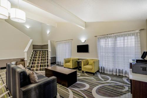 埃尔多拉多埃尔多拉多拉昆塔酒店的客厅配有沙发、椅子和电视
