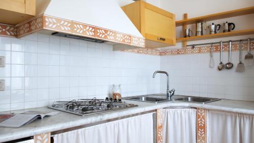 Welcomely - Sardinian Stone House的厨房或小厨房