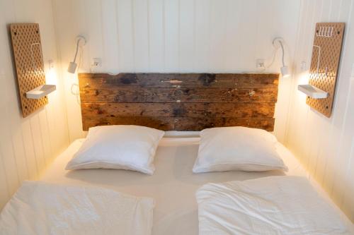 米泽尔法特Samsted的一间卧室配有一张带两个白色枕头的床