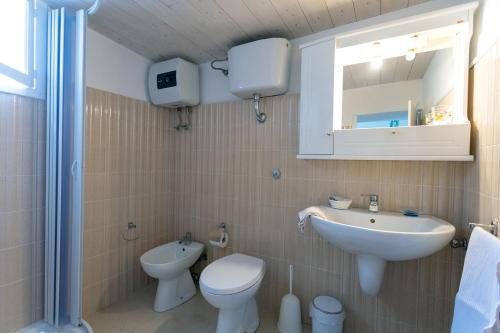 马蒂纳塔B&B Auliv的一间带水槽、卫生间和镜子的浴室