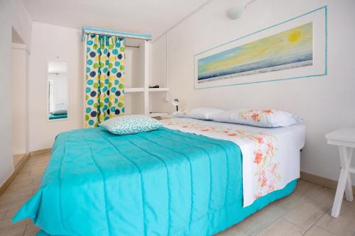马蒂纳塔B&B Auliv的一间卧室配有一张带蓝色毯子的床
