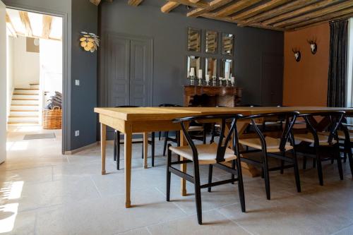 AnthenayFerme du Château的一间带木桌和椅子的用餐室