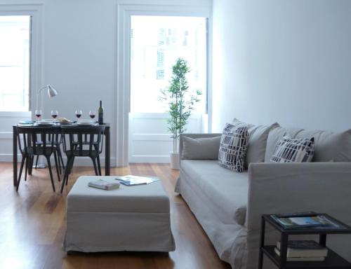 丰沙尔Heritage Apartments的客厅配有沙发和桌子