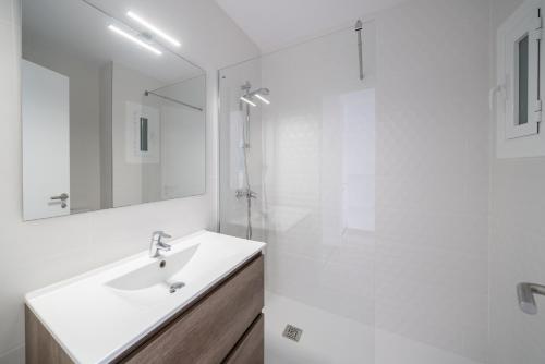 莱斯卡拉Apartment Sofia的白色的浴室设有水槽和淋浴。