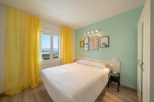 莱斯卡拉Apartment Sofia的卧室配有白色的床和窗户。