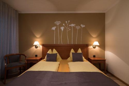 拉纳Hotel Residence Martha的配有两张枕头的床的酒店客房