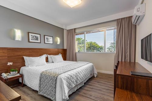 萨尔瓦多巴海索尔酒店的酒店客房设有床和窗户。