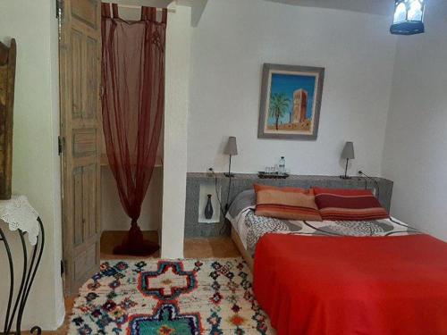 塞提法特玛奥博尔德利奥酒店的一间卧室配有一张带红色毯子的床