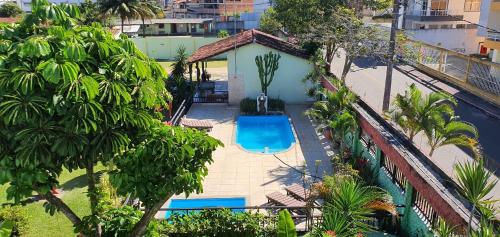 瓜拉派瑞Duas Praias Hotel Pousada的享有别墅内游泳池的顶部景致