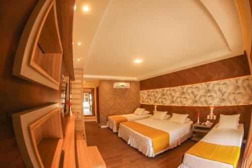 奥利文萨塔卡纳布拉瓦全包度假村的一间酒店客房,房间内设有两张床