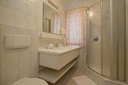 瓦尔赫湖蒂罗勒之家公寓的一间带水槽、卫生间和淋浴的浴室