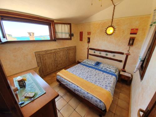 维拉西米乌斯Casa Sole的一间卧室配有一张床、一张桌子和一个窗户。