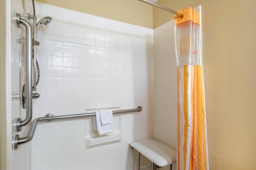 康威康威拉昆塔套房酒店 的浴室配有带橙色淋浴帘的淋浴