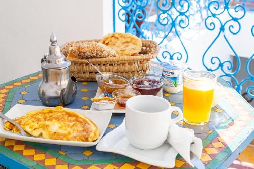 索维拉索维拉埃默罗德酒店的一张早餐桌,上面放着一盘食物和一杯橙汁