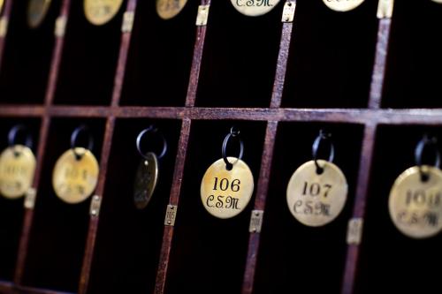 里斯本圣保罗曼德酒店的酒架上一大堆钥匙标签