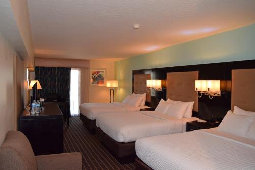 罗克斯普林Clarion Hotel Rock Springs-Green River的酒店客房,设有两张床和一张沙发