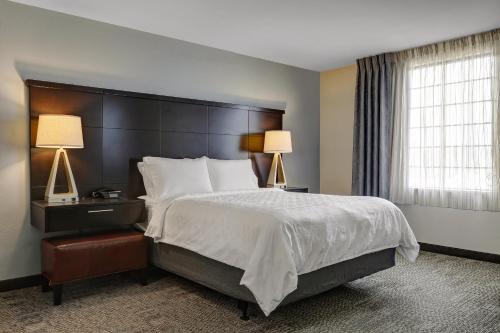 Staybridge Suites Washington D.C. - Greenbelt, an IHG Hotel客房内的一张或多张床位