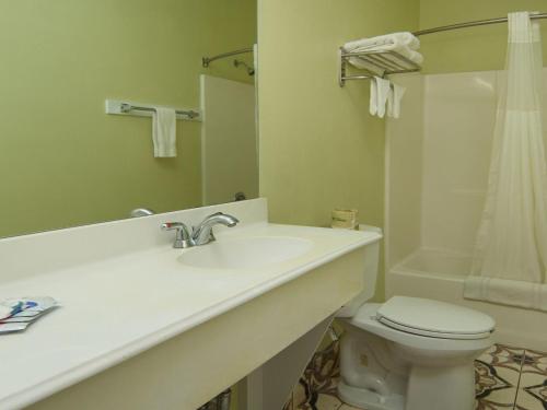 韦瑟福德唯佳汽车旅馆的一间带水槽、卫生间和淋浴的浴室