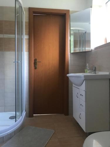 利普托夫堡Pri Hrade的带淋浴、卫生间和盥洗盆的浴室