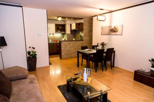 布达佩斯阿帕德桥公寓式酒店的客厅配有沙发和桌子