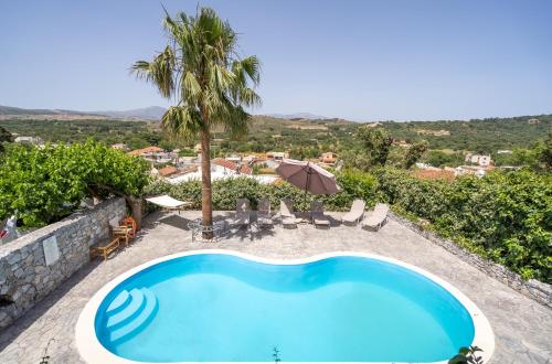 ArménoiDryades Villa的享有别墅景致的游泳池