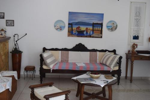 乔拉弗雷恩多斯Paraporti的客厅配有沙发和桌子