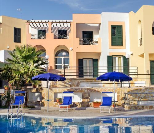 圣凯撒利亚温泉阿里泽酒店的一组椅子和遮阳伞,位于游泳池旁