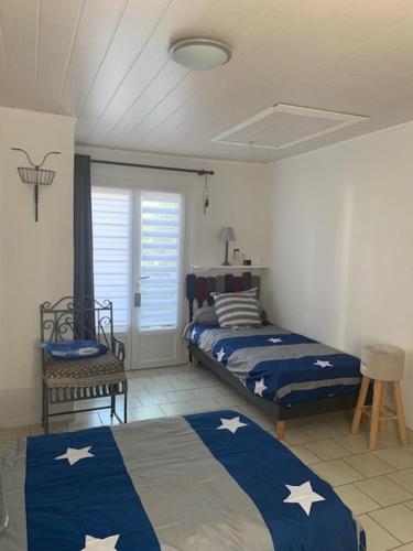 比加诺斯maisonpetitgasbiganos的一间卧室配有两张星星床。